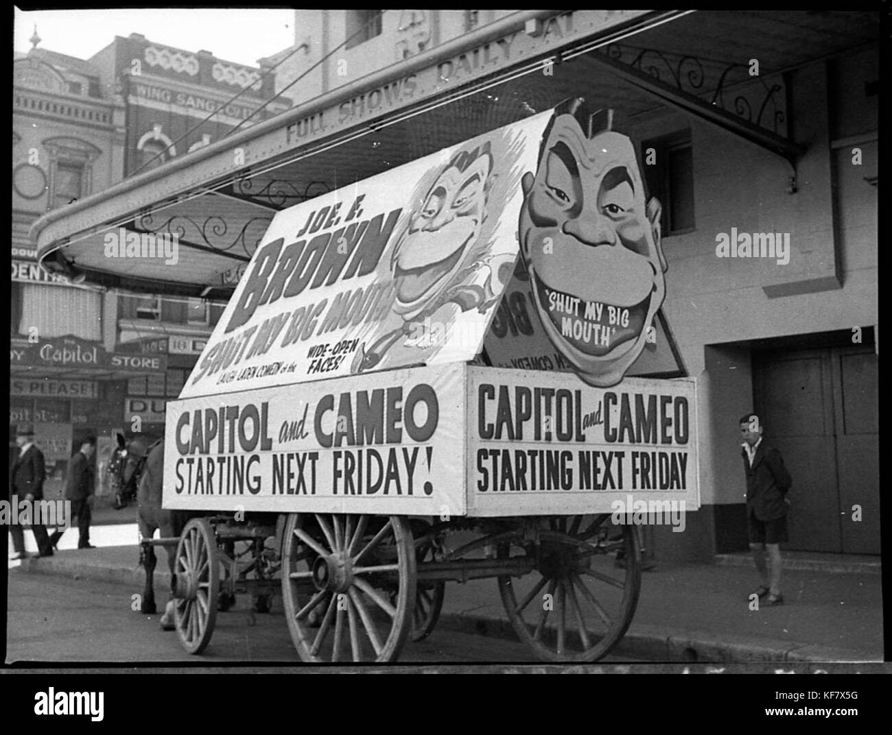 Un panier promotionnel pour le Capitol Theatre faisant la publicité du spectacle 'Shut My Big Mouth' avec Joe E. Brown. La publicité représente le marketing du divertissement du XXe siècle et la popularité du cinéma et du théâtre pendant cette période. Banque D'Images