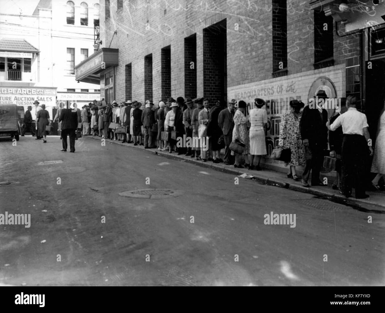 1107700 foule alignés sur le trottoir en attente de rations d'alcool, Brisbane, Mai 1943 Banque D'Images