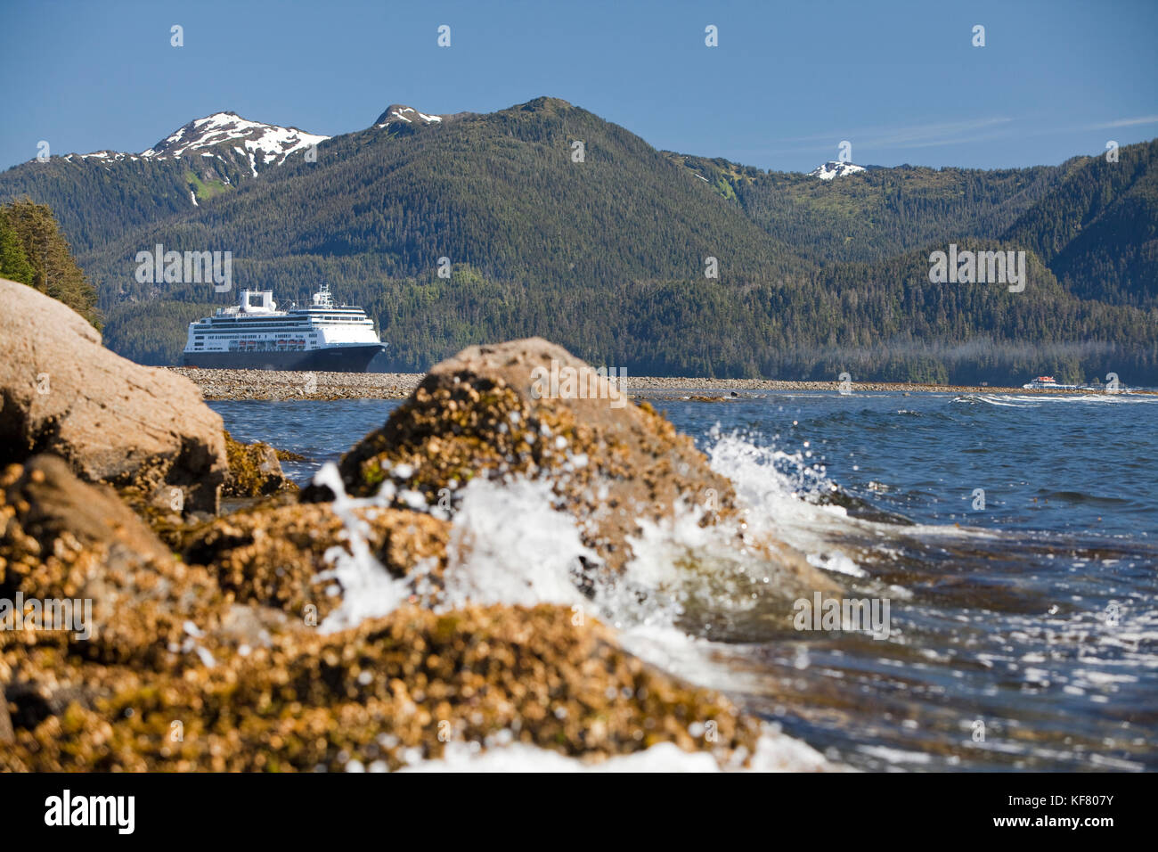 Usa, Alaska, Sitka, un bateau de croisière est ancrée dans la baie du croissant, parc historique national de Sitka, Sitka Sound Banque D'Images