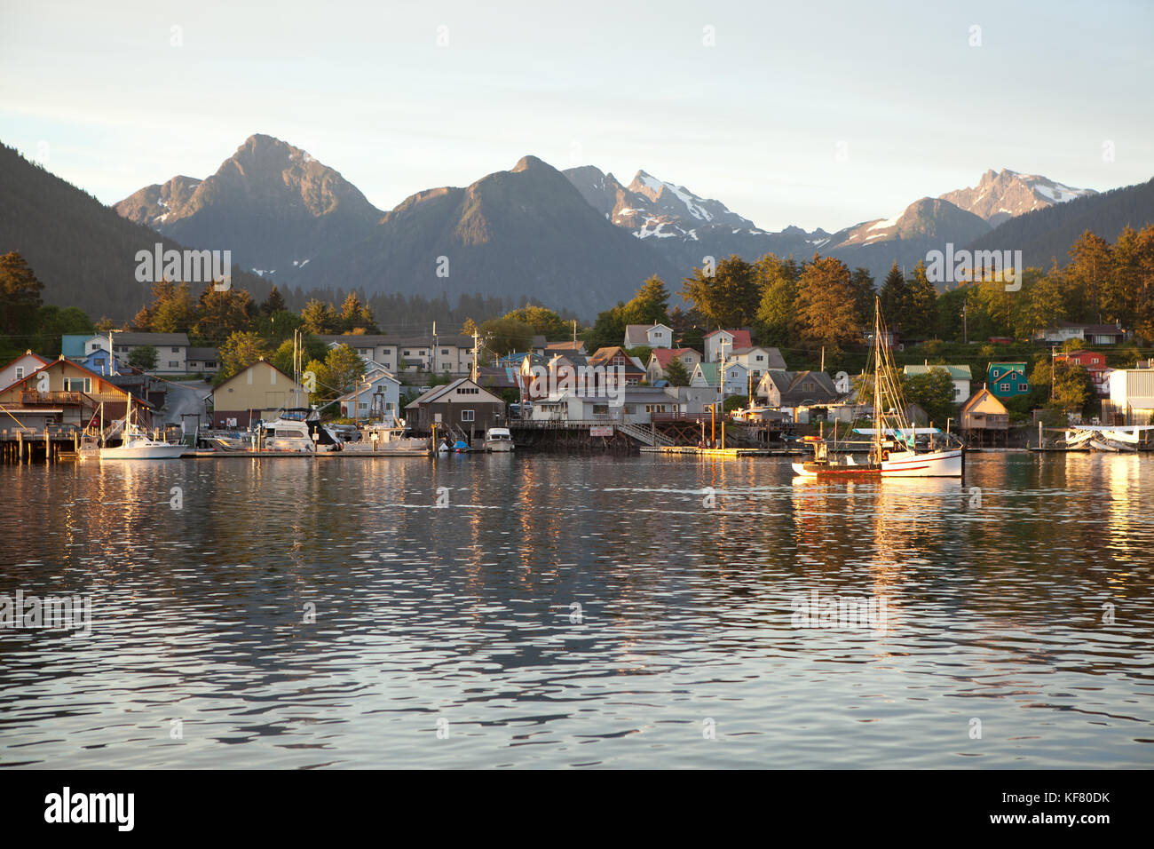 Usa, Alaska, Sitka, une vue paisible de maisons et bateaux de pêche le long du rivage dans le port de sitka au coucher du soleil, crescent bay Banque D'Images