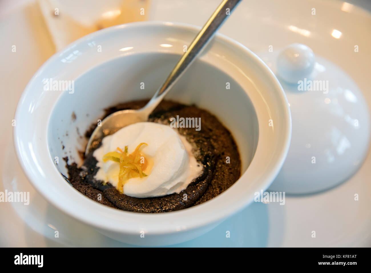 Usa, Alaska, Glacier Bay, chocolat chaud Gâteau servi pour le désert de lave au Pinnacle Grill, à bord du ms oosterdam escales Banque D'Images