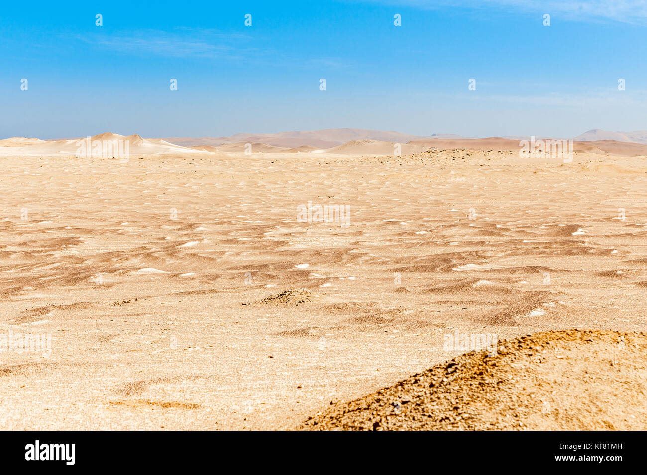 Ciel bleu avec des nuages et le jaune des sables du désert de paracas national park, Pérou Banque D'Images