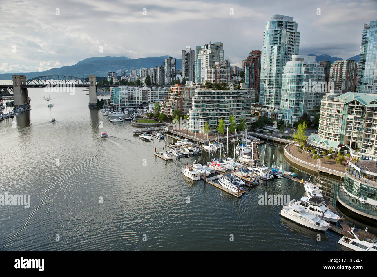 Canada, Vancouver (Colombie-Britannique), vue sur la ville du haut de la Granville Street Bridge Banque D'Images