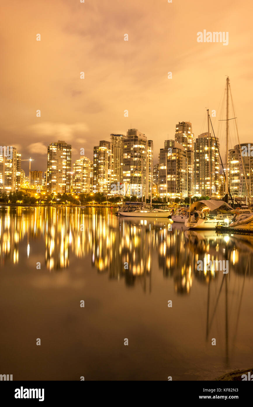 Canada, Vancouver, Colombie-Britannique, à False Creek à Yaletown la nuit, vue depuis le parc Charleson Banque D'Images