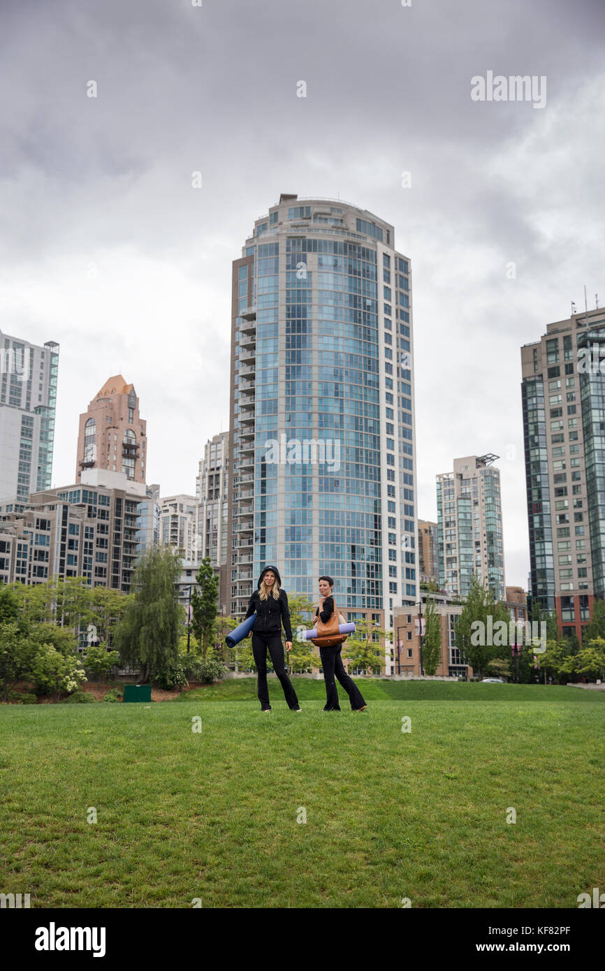 Canada, Vancouver (Colombie-Britannique), portrait d'un professeur de yoga sharlene et sa fille paloma en parc David Lam dans Yaletown Banque D'Images