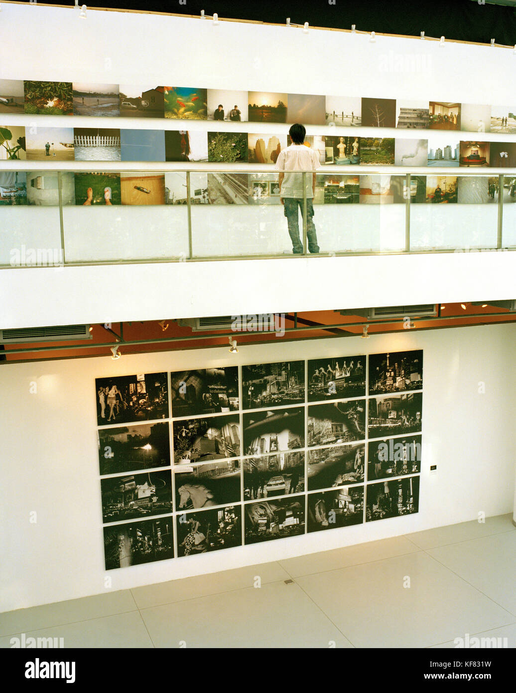 La Chine, Shanghai, personne regardant des images affichées dans le musée d'art contemporain Banque D'Images