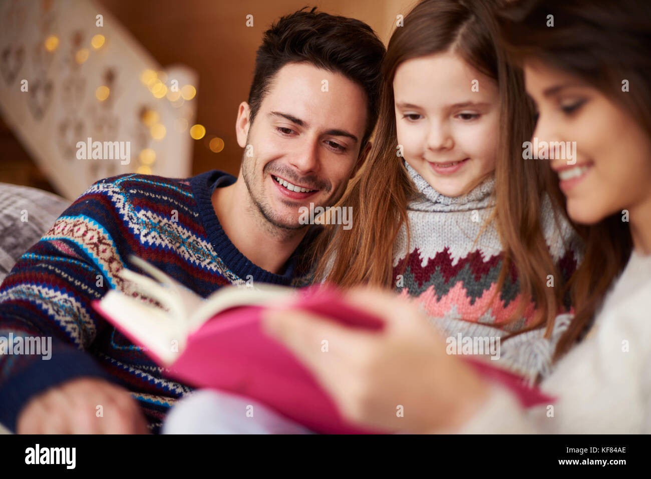 Livre de lecture des parents à leur fille Banque D'Images