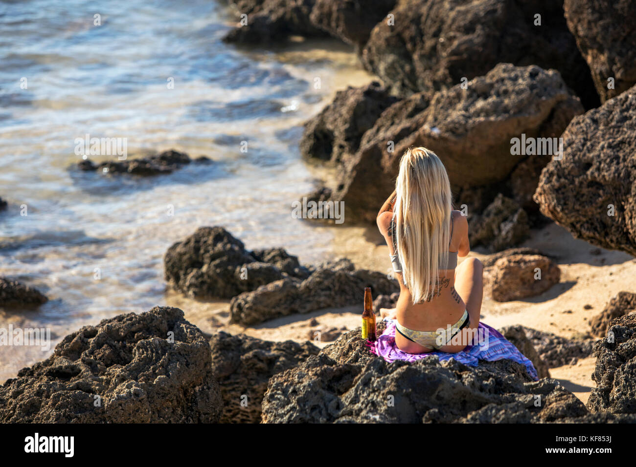 Hawaii, Oahu, côte-nord, une femme de Shark's Cove à pupukea Beach park Banque D'Images
