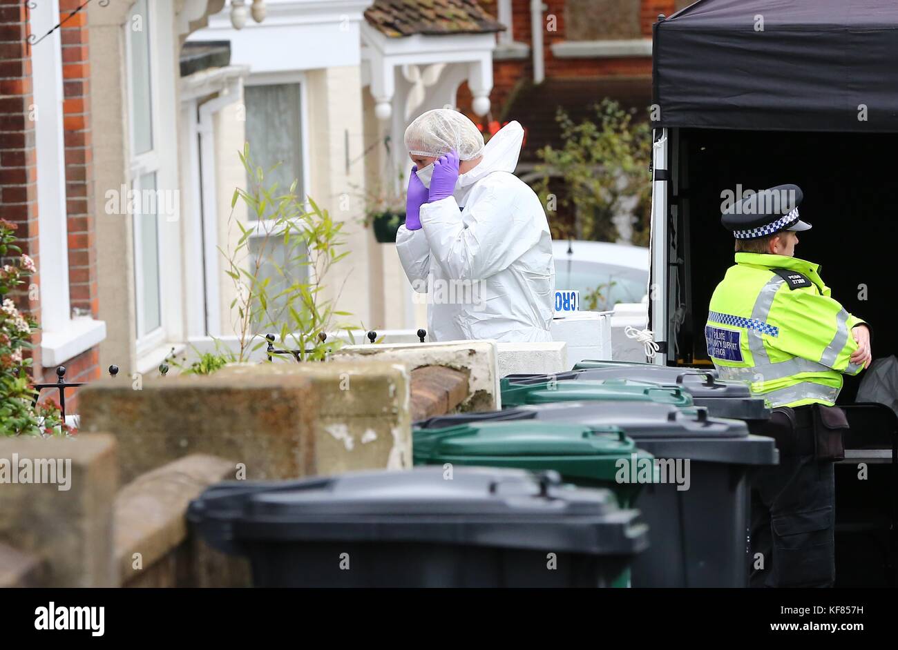 Brighton, UK. 26 octobre, 2017. Scène de crime de la Police Officer entrez 8 Sandgate Road, Brighton où Jillian Howell 46 a été brutalement poignardé à mort la nuit dernière. Son collègue de travail Dave Browning 51 a été accusé de son meurtre et est en attente de jugement. Banque D'Images