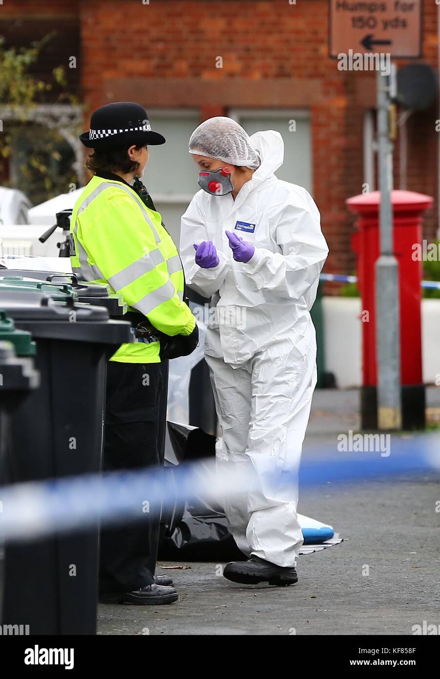 Brighton, UK. 26 octobre, 2017. Scène de crime de la Police Officer entrez 8 Sandgate Road, Brighton où Jillian Howell 46 a été brutalement poignardé à mort la nuit dernière. Son collègue de travail Dave Browning 51 a été accusé de son meurtre et est en attente de jugement. Banque D'Images