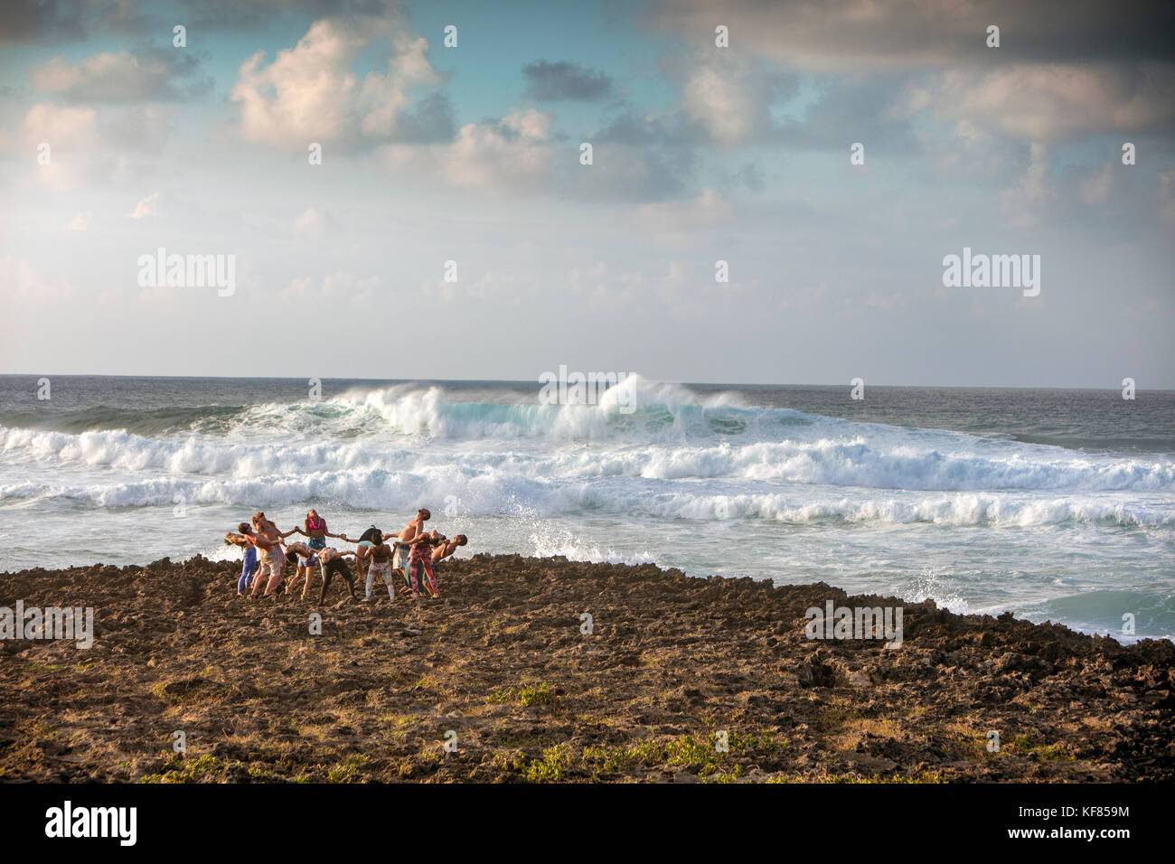 Hawaii, Oahu, côte-nord, le yoga sur les rochers près de l'océan à Turtle Bay Resort Banque D'Images