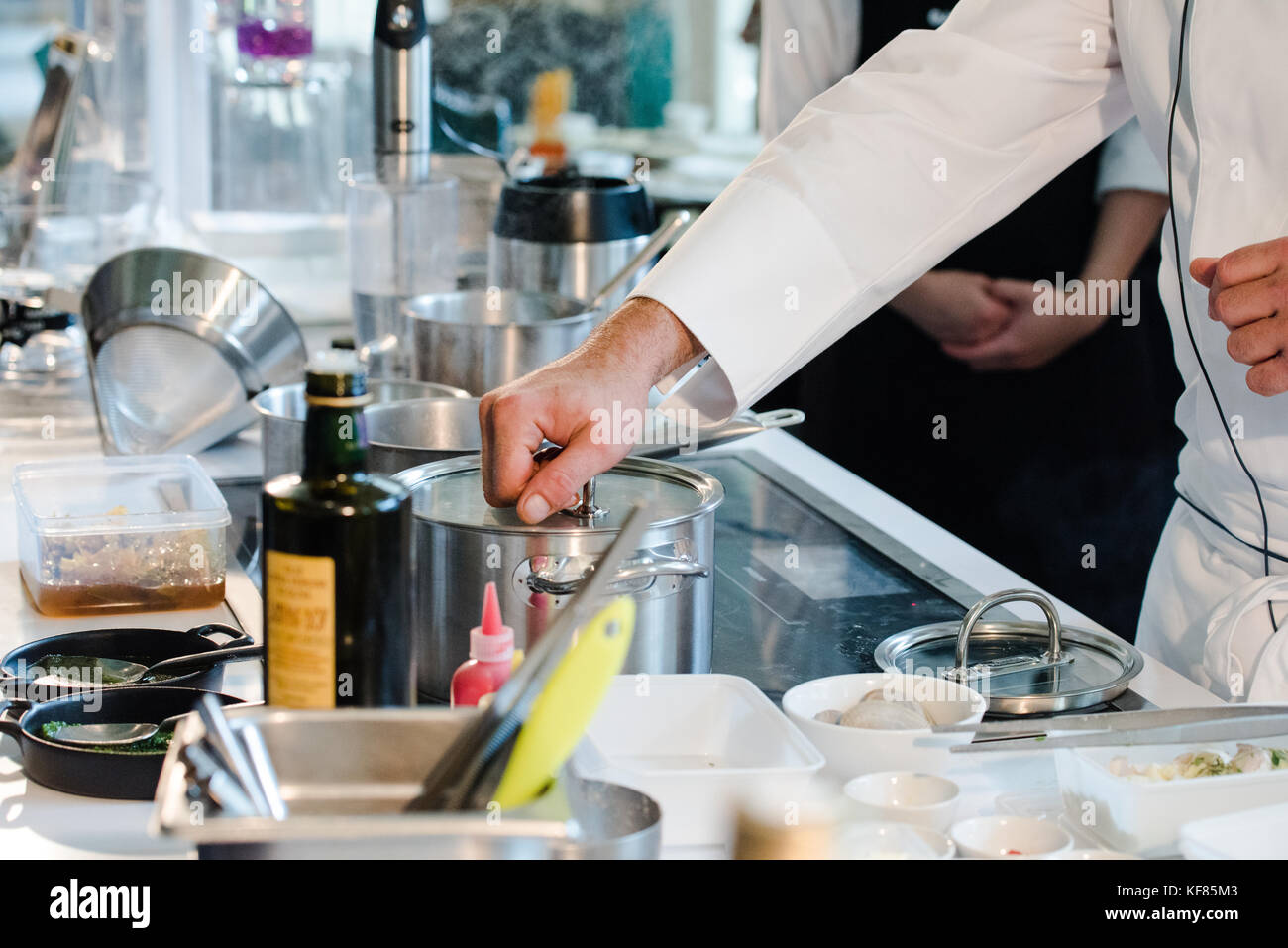 La gastronomie étant préparés par des chefs de classe mondiale Banque D'Images