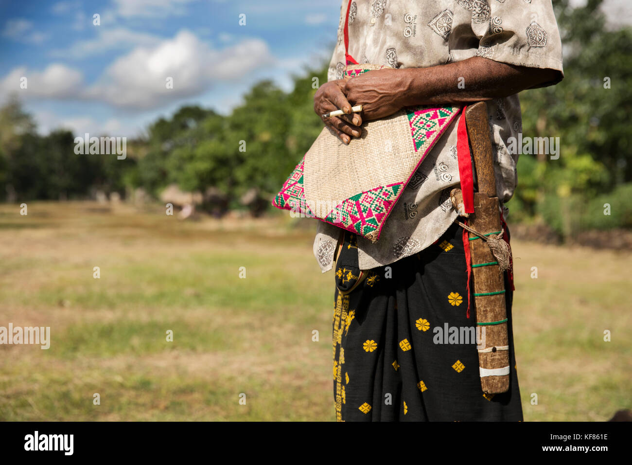 L'Indonésie, flores, un homme âgé rufus goa ayant une fumée dans kampung tutubhada village de rendu Banque D'Images