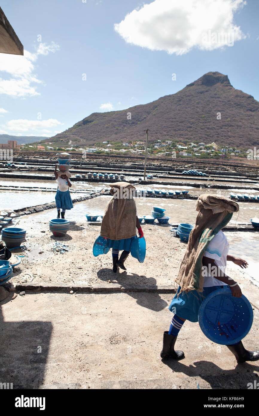L'Ile Maurice, tamarin, les femmes assument de lourdes charges de sel à une installation de stockage où il est stocké et préparés pour le transport, les salines de tamarin Banque D'Images