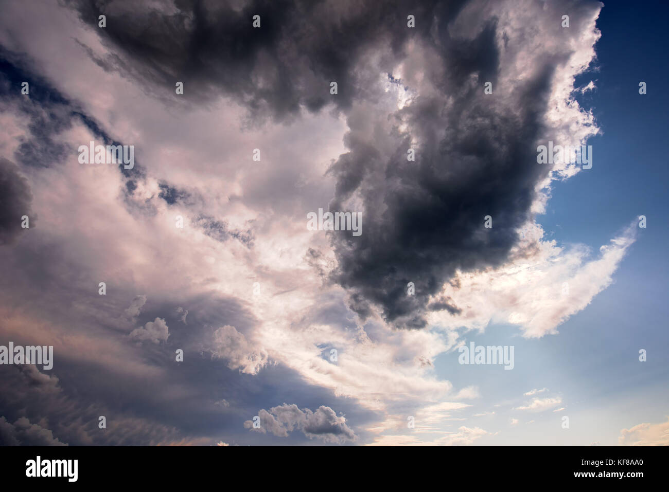 Moody Ciel et nuages avant la pluie Banque D'Images