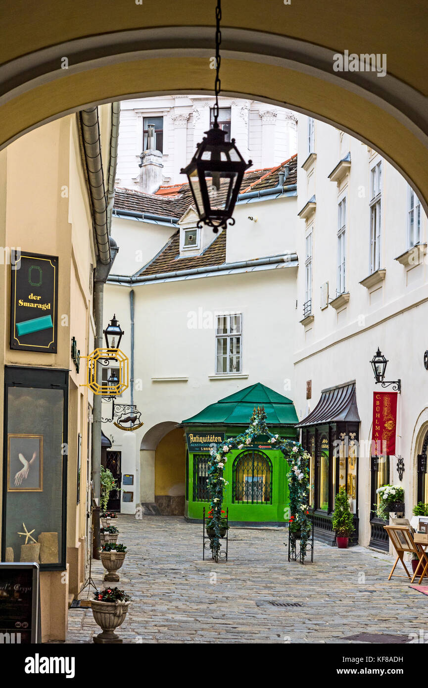 Vienne, Hinterhof mit Antiquitätengeschaeft ; Banque D'Images
