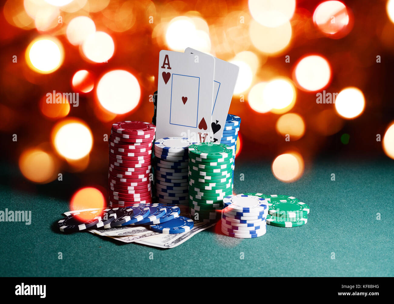 Jetons de casino et de cartes, deux as sur le tableau vert jouant