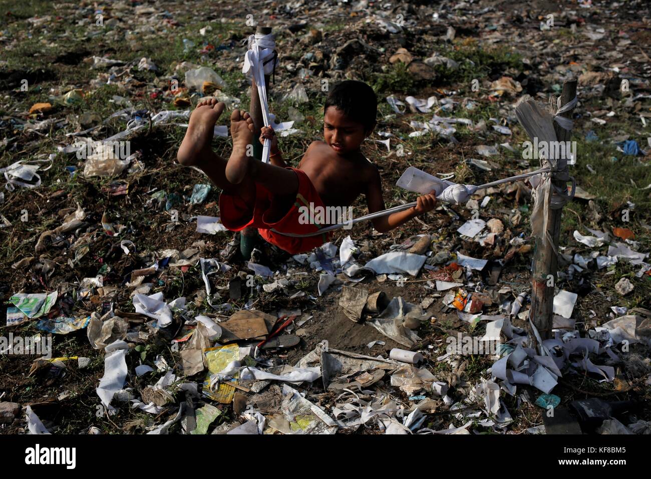 Dhaka, Bangladesh. 26Th oct, 2017. Un jeu d'enfant, par une corde sur un terrain poussiéreux dans le proscrit de Dhaka. crédit : md. mehedi hasan/pacific press/Alamy live news Banque D'Images