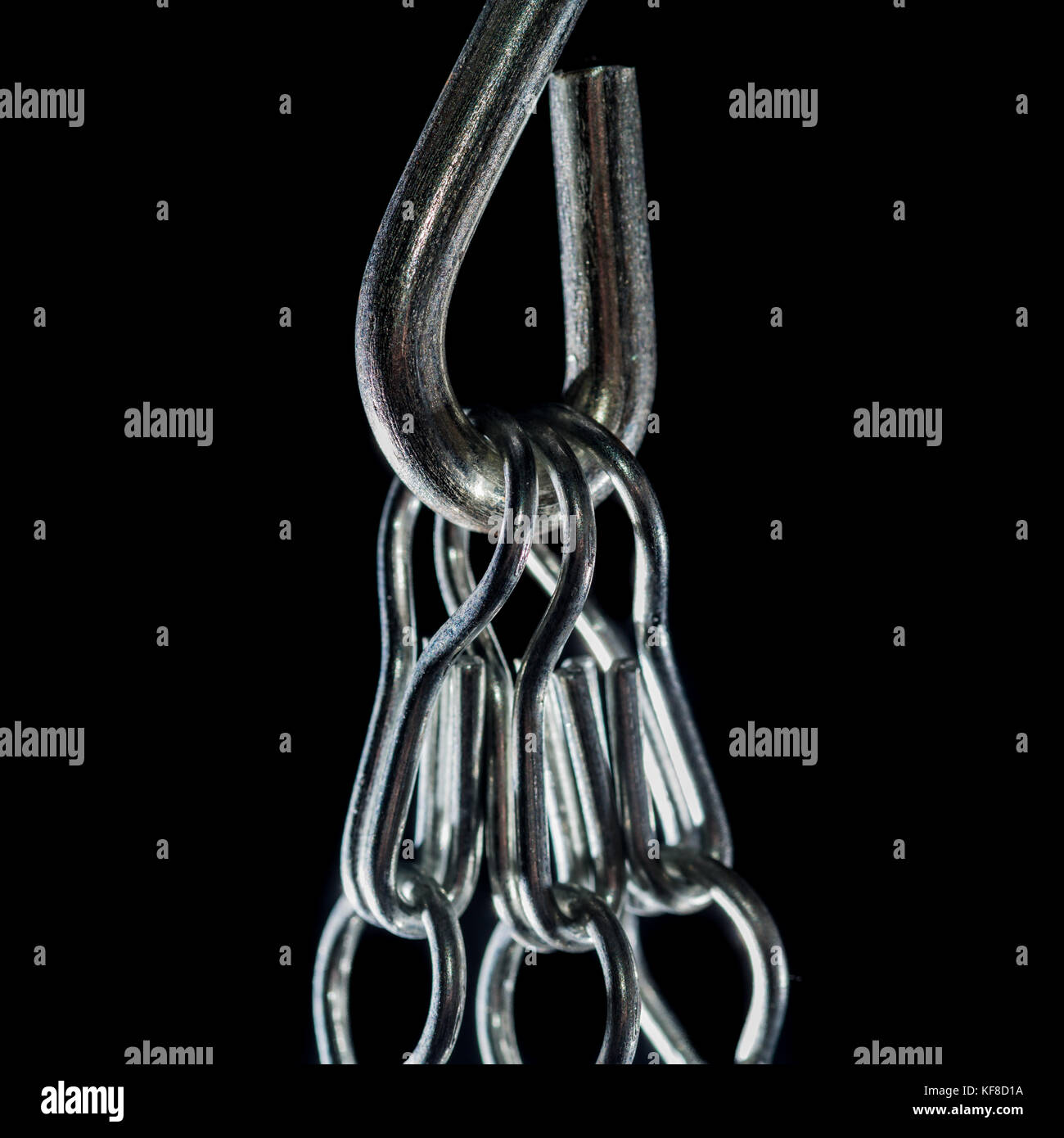Un plan macro sur certaines chaînes de métal d'argent suspendue à un crochet. Banque D'Images