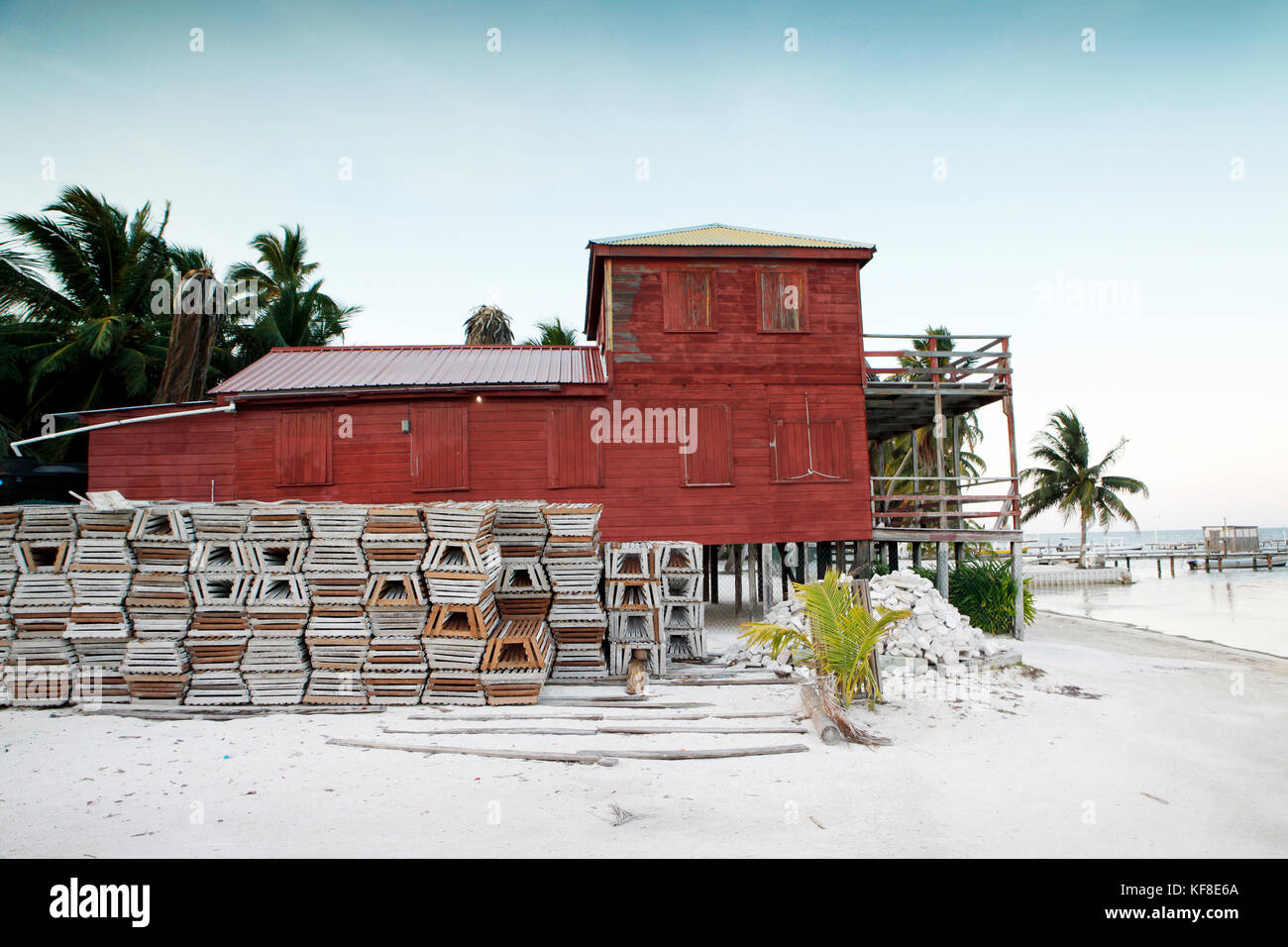 Caye Caulker, Belize, les vieux pièges sont empilées par un condamné par la mer bâtiment Banque D'Images