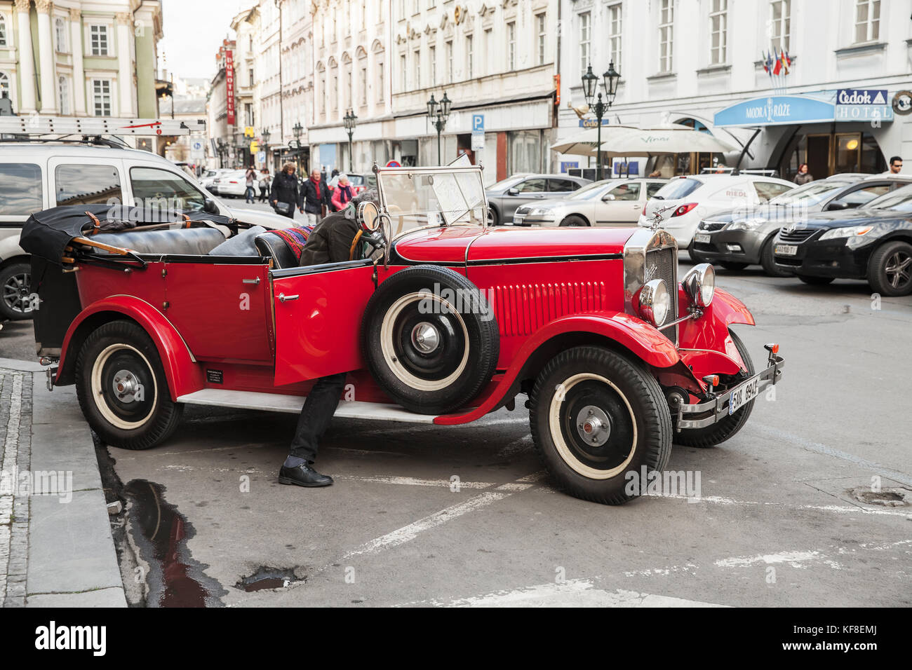 Prague, République tchèque - 30 avril 2017 : le pilote entre dans red vintage oldtimer voiture dans la rue du vieux Prague Banque D'Images