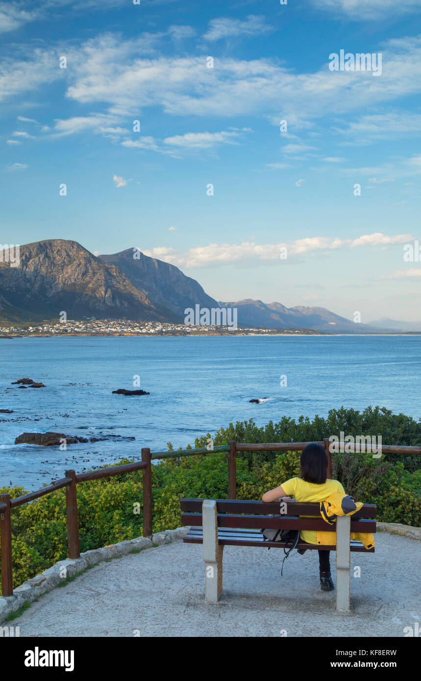 Femme à l'affût, hermanus, Western Cape, Afrique du Sud Banque D'Images