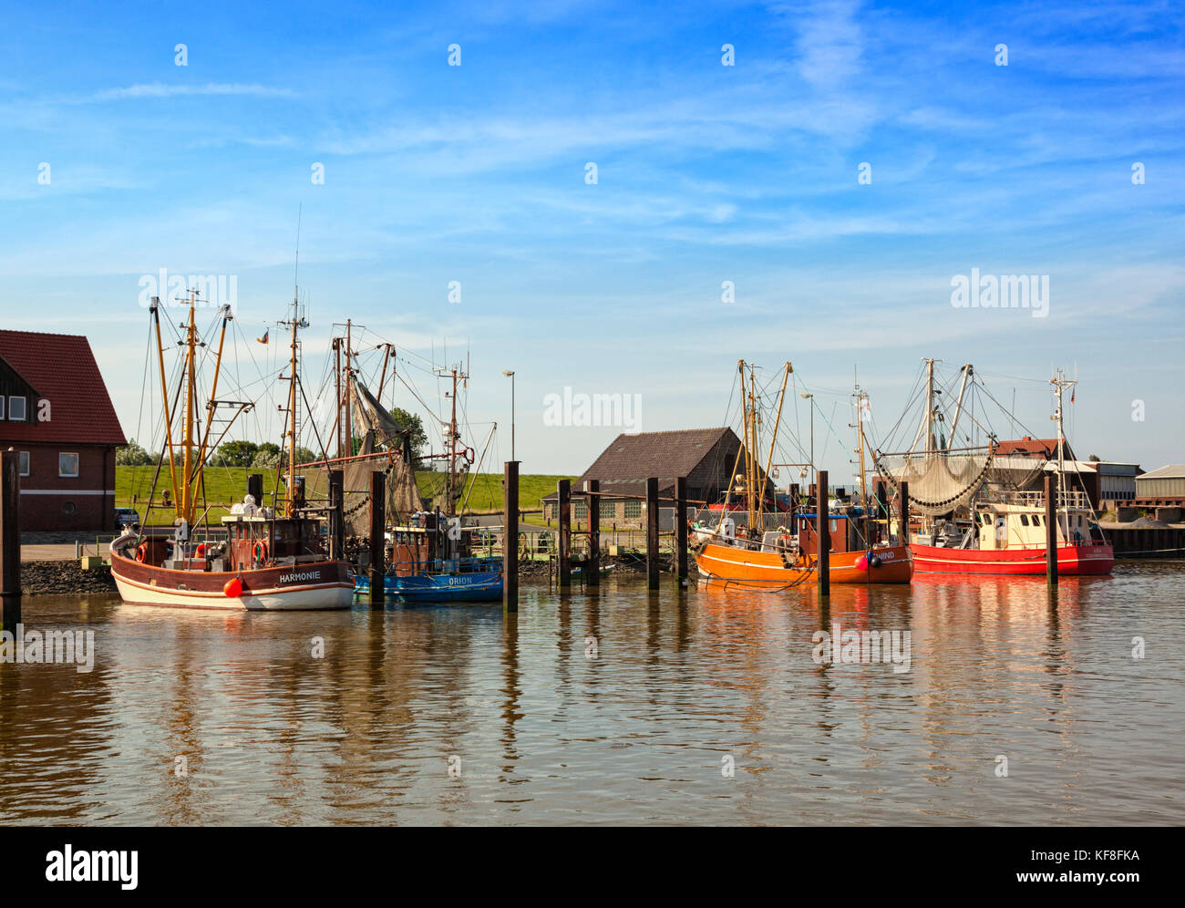 Bateaux de pêche à la crevette au port de Fedderwardersiel, basse-Saxe Banque D'Images