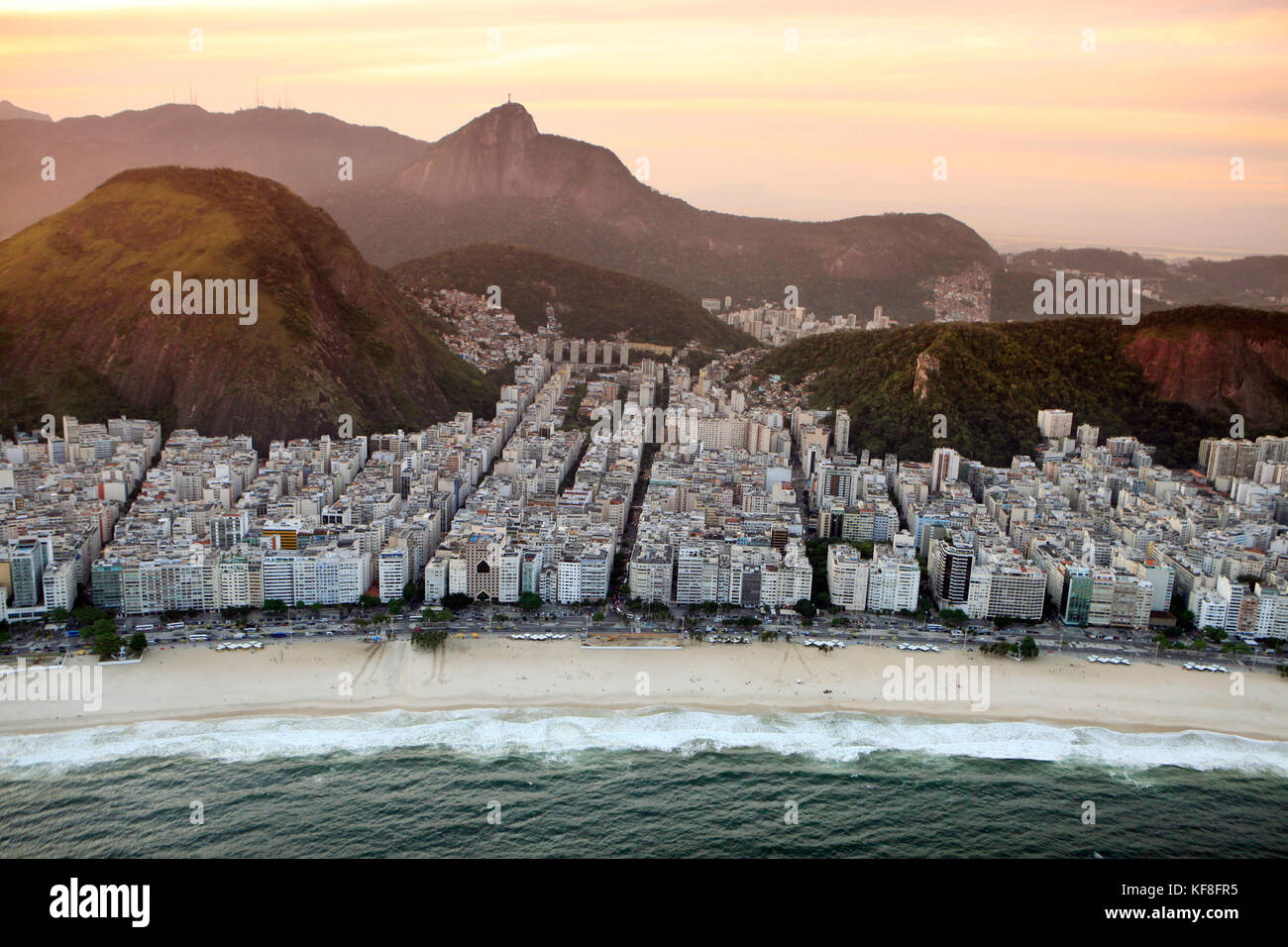 Brésil, Rio de Janeiro, un ariel sur la plage de Copacabana, qui est connu pour ses 4 km hotel beach, l'un des plus célèbres dans le monde Banque D'Images