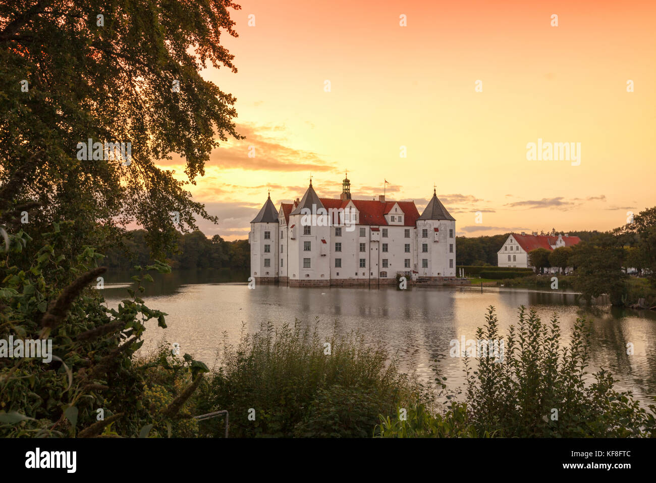 Château d'eau de Glücksburg près de Flensburg, Allemagne, au coucher du soleil Banque D'Images