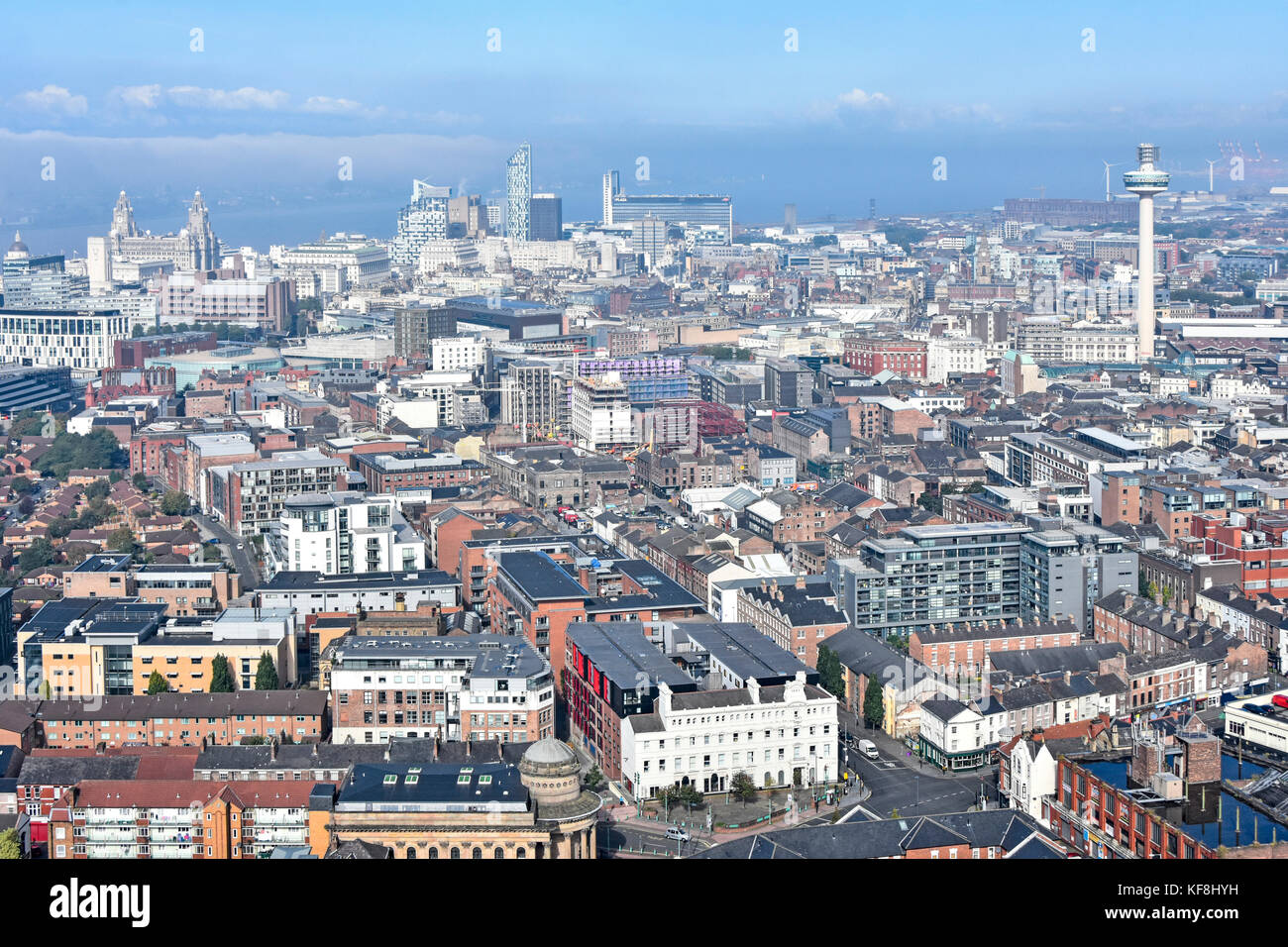De haut en bas comme brume efface à partir de la rivière Mersey & Liverpool waterfront buildings & autres centre-ville comme le Radio City Tower UK Banque D'Images