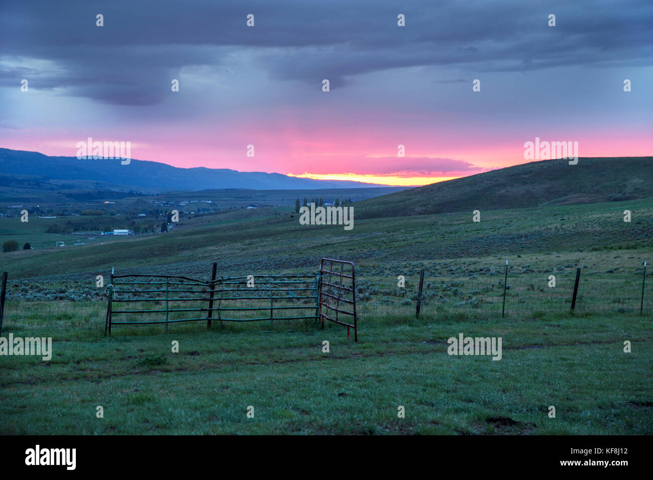 Usa (Oregon), enterprise, regardant à travers une clôture au coucher du soleil vers l'aigle cap désert et les montagnes wallowa, wallowa-whitman national forest Banque D'Images
