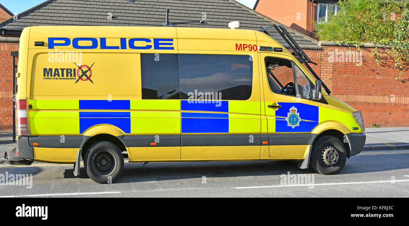 La police de Merseyside Matrice d'ordre public l'équipe de perturbation pour patrouiller à Liverpool en jaune Mercedes Sprinter van équipé de la protection de l'écran pliable Banque D'Images