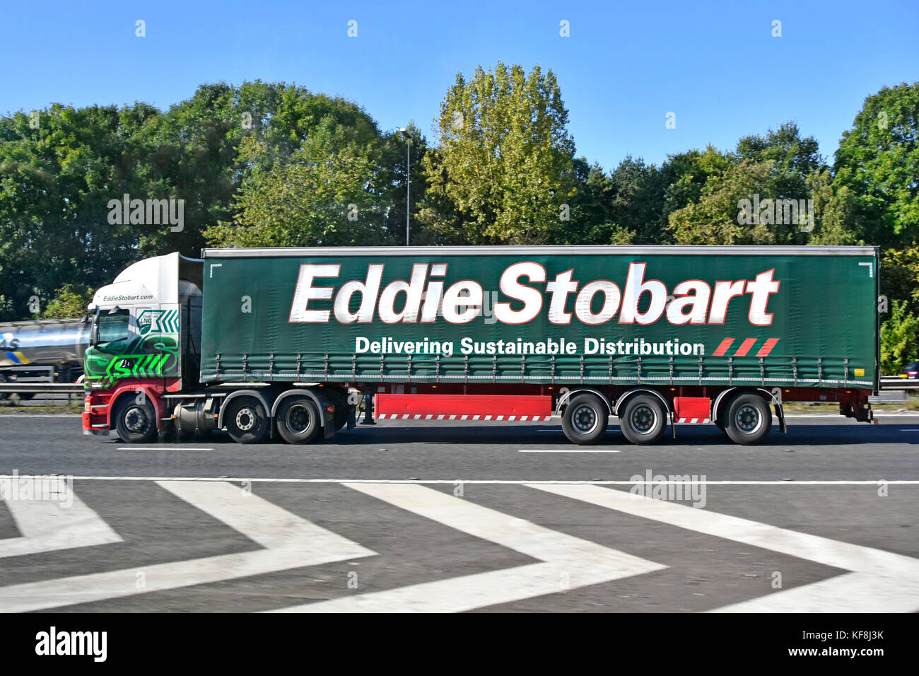 Eddie Stobart chaîne d'hgv lorry Truck & Trailer rideau parois souples en voiture sur l'autoroute britannique passant d'incubation de jonction marquages checane Banque D'Images