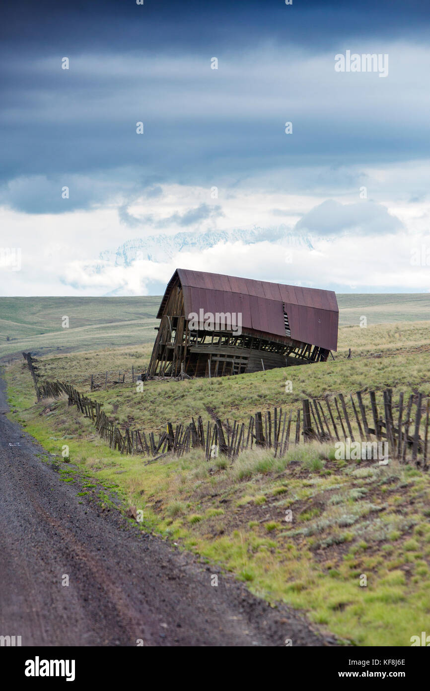 Usa (Oregon), Joseph, une ancienne grange le long de la route qui mène à la prairie à zumwalt, dans le nord-est de l'Oregon, en regardant vers l'aigle cap wilderne Banque D'Images