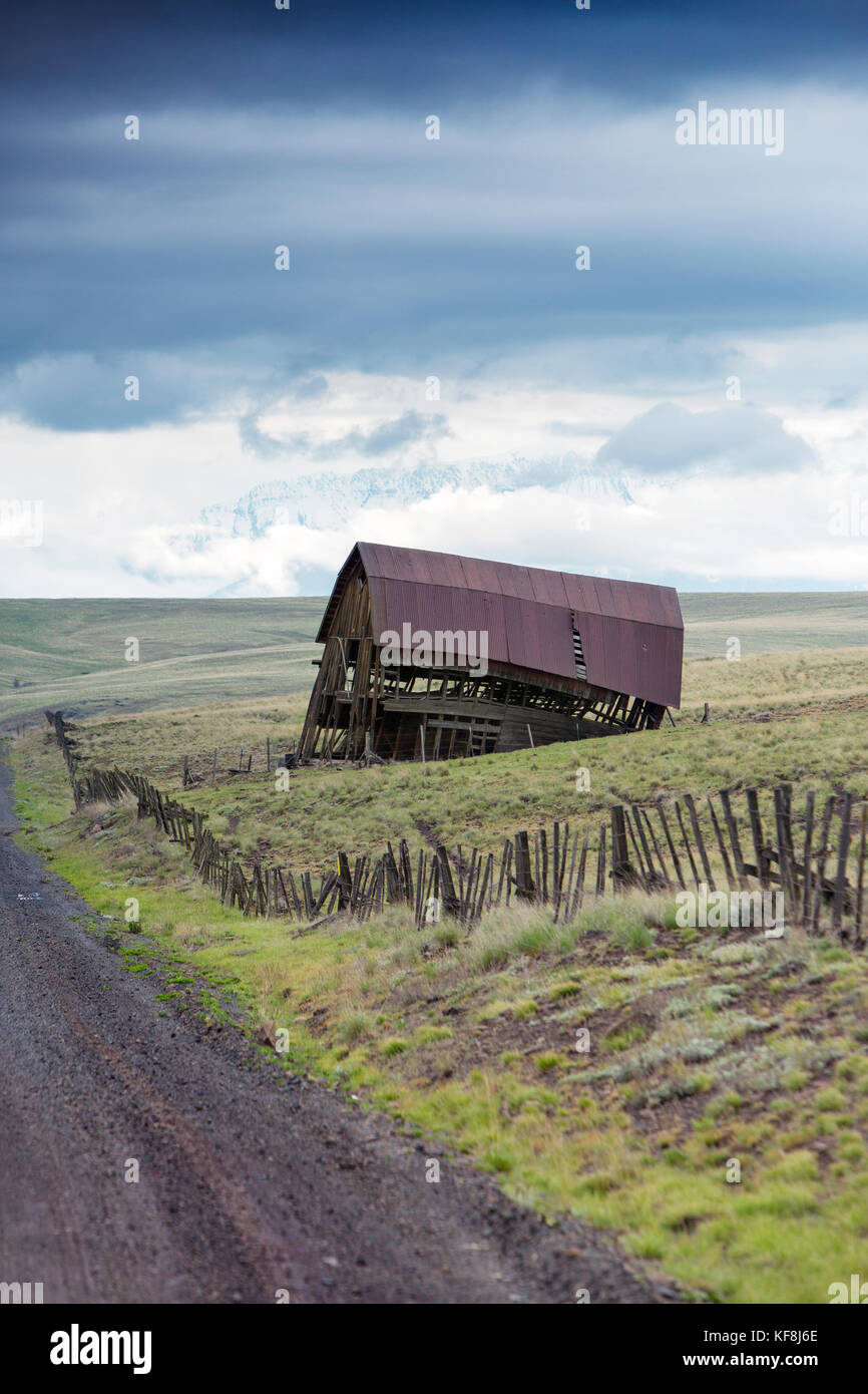 USA, Oregon, Joseph, une ancienne grange le long de la route qui mène à la réserve de Zumwalt Prairie dans le nord-est de l'Oregon, en regardant vers l'Eagle Cap Wilderne Banque D'Images