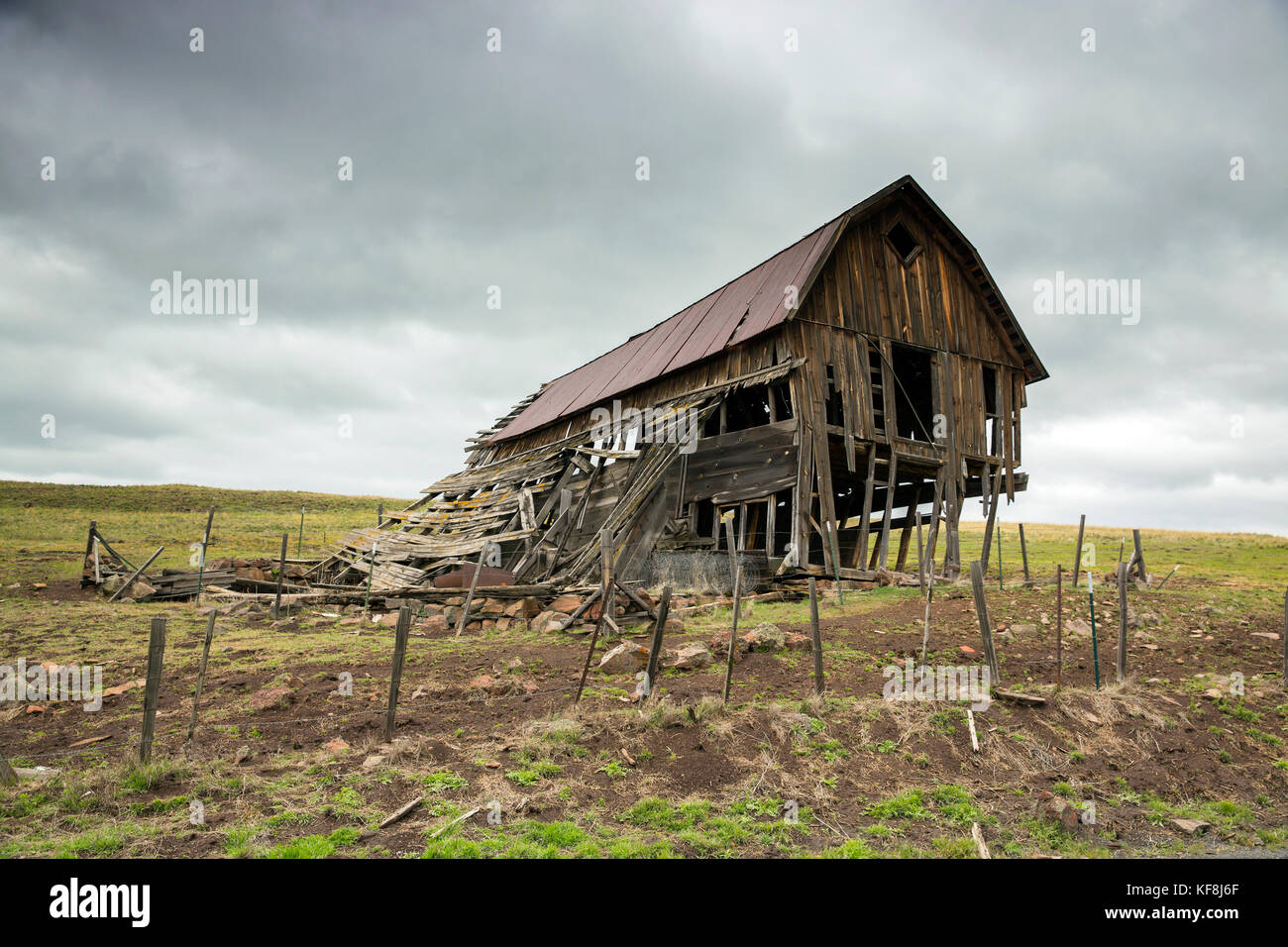 USA, Oregon, Joseph, une ancienne grange le long de la route qui mène à la réserve de Zumwalt Prairie dans le nord-est de l'Oregon Banque D'Images