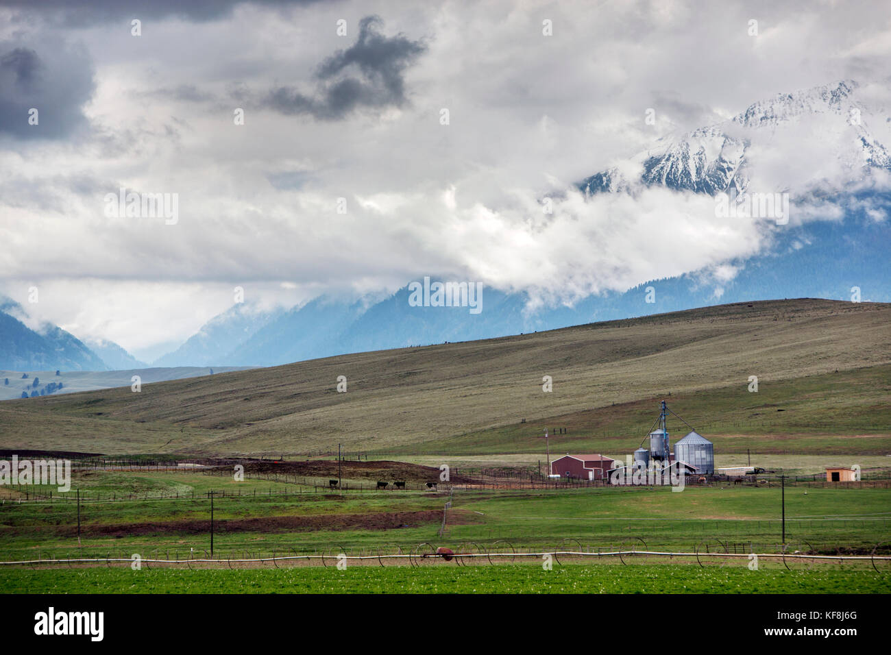 USA, Oregon, Joseph, une ancienne grange le long de la route qui mène à la réserve de Zumwalt Prairie dans le nord-est de l'Oregon, en regardant vers l'Eagle Cap Wilderne Banque D'Images