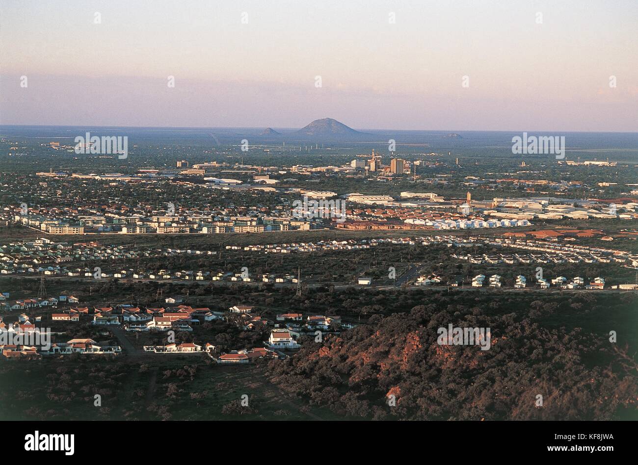 Vue aérienne d'une ville avec une colline en arrière-plan, gabronne, botswana Banque D'Images