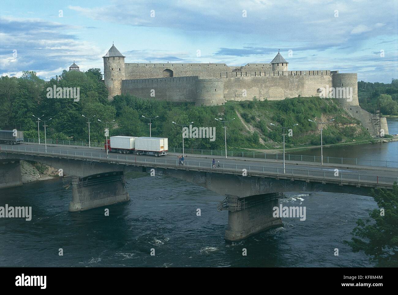 L'Estonie, Narva, pont au-dessus de Narva et la forteresse ivangorod en Russie Banque D'Images