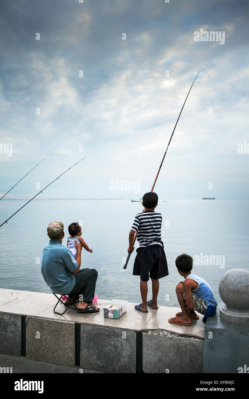 Philippines, Manille, la pêche à la baie à pied rojas blvd Banque D'Images