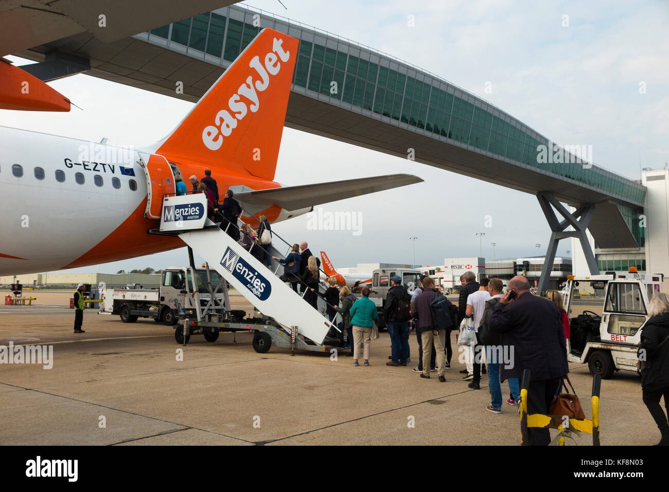 Un Airbus A320-214 Easyjet / vol embarquement des passagers à l'aéroport Gatwick de Londres, Royaume-Uni. (91) Banque D'Images