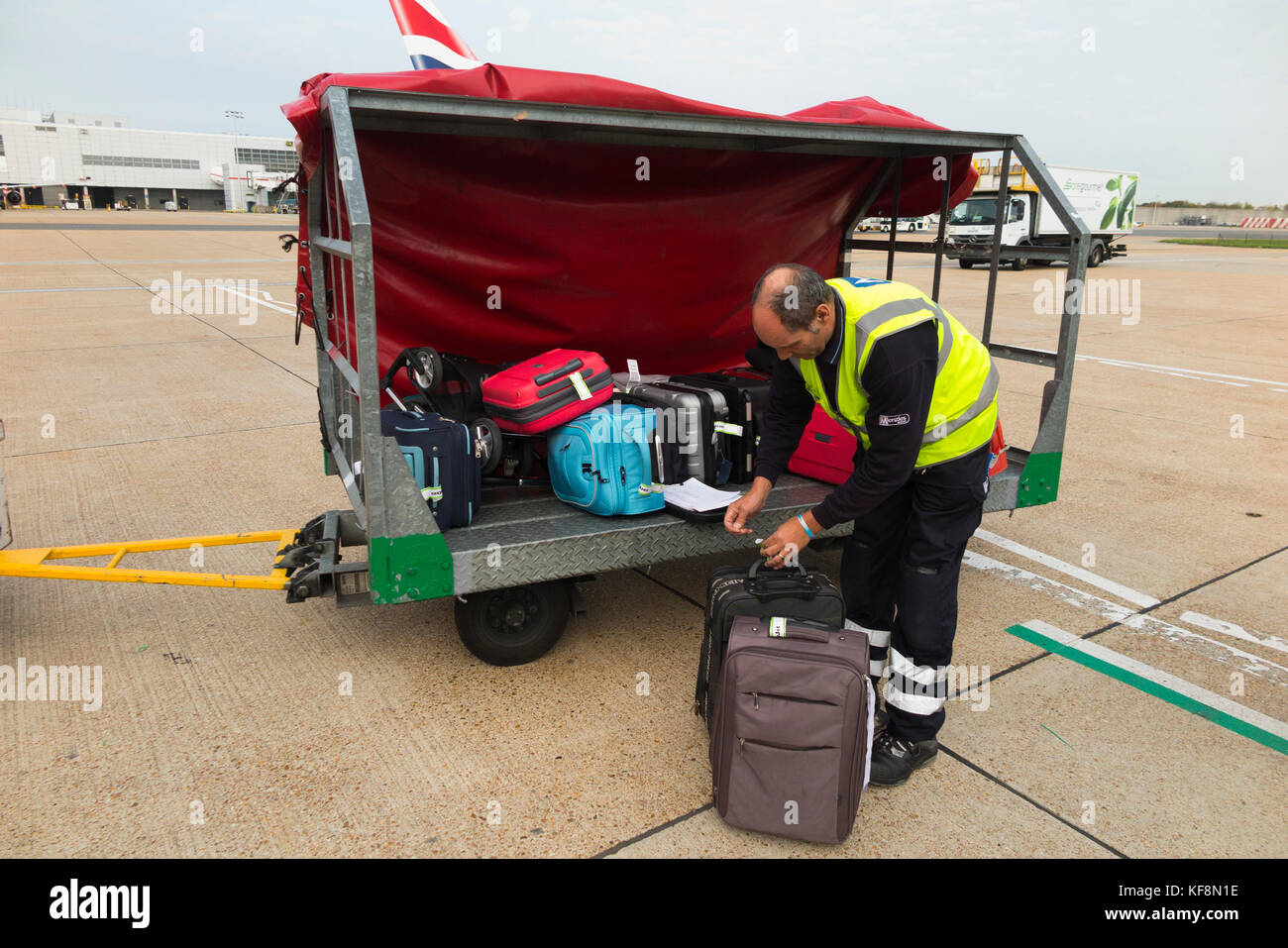 Chargeur / avion bagages véhicule porteur camion conteneur / au sol /  transportant passagers et chargement en soute Photo Stock - Alamy