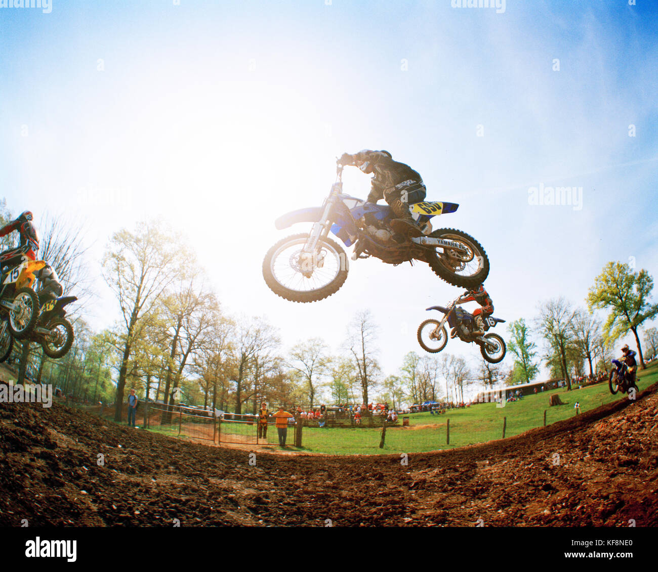 États-Unis, Tennessee, motocross motards obtenir l'air dans une course Banque D'Images