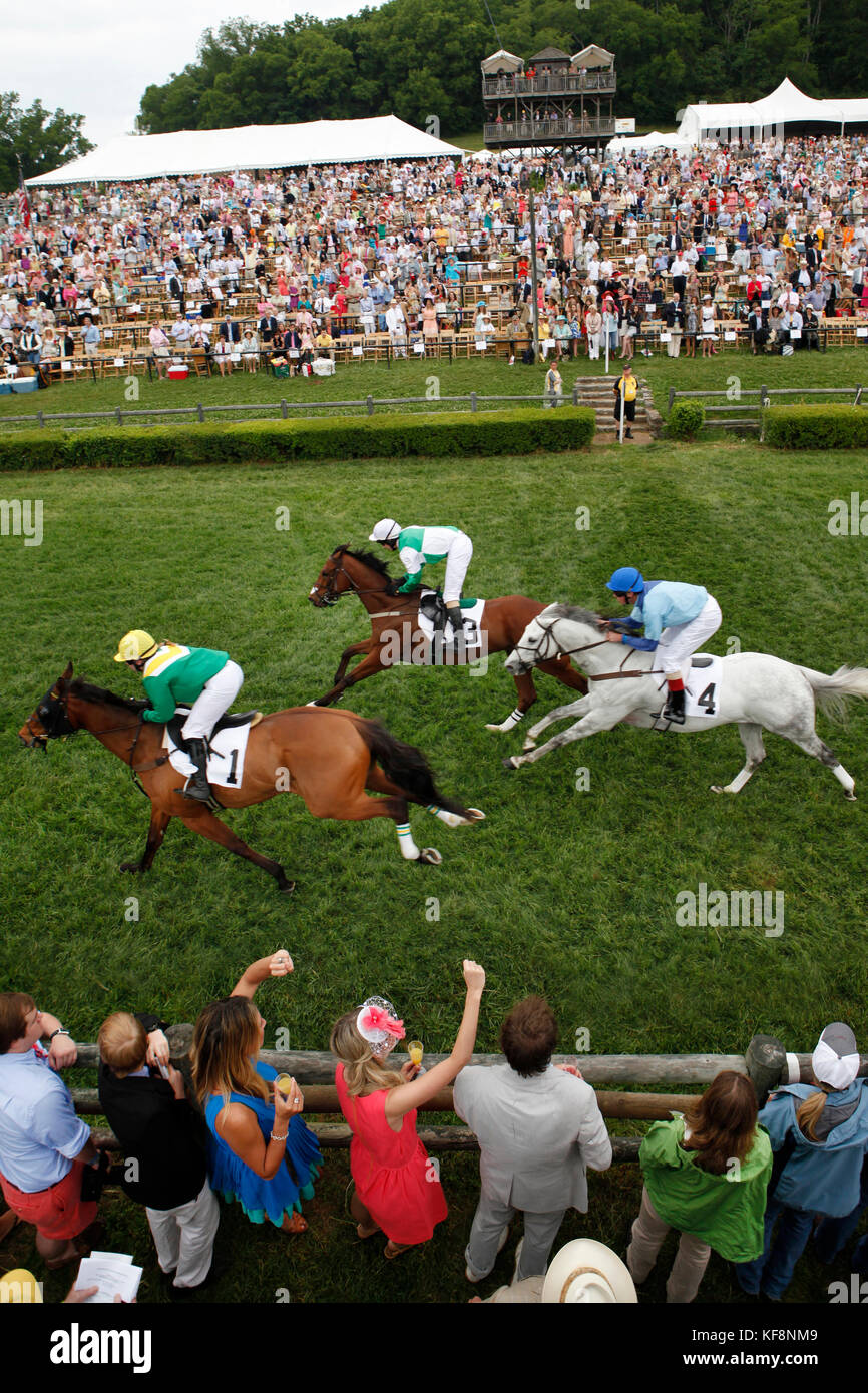 Usa, New York, Nashville, steeplechase iroquois, les jockeys et leurs chevaux passent sous le fil lors de la deuxième course de la journée Banque D'Images