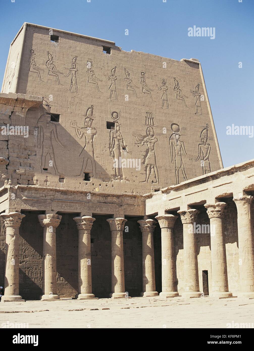 L'egypte, idfu (edfu). temple d'Horus. reliefs à cour à colonnades dynastie ptolémaïque. Banque D'Images