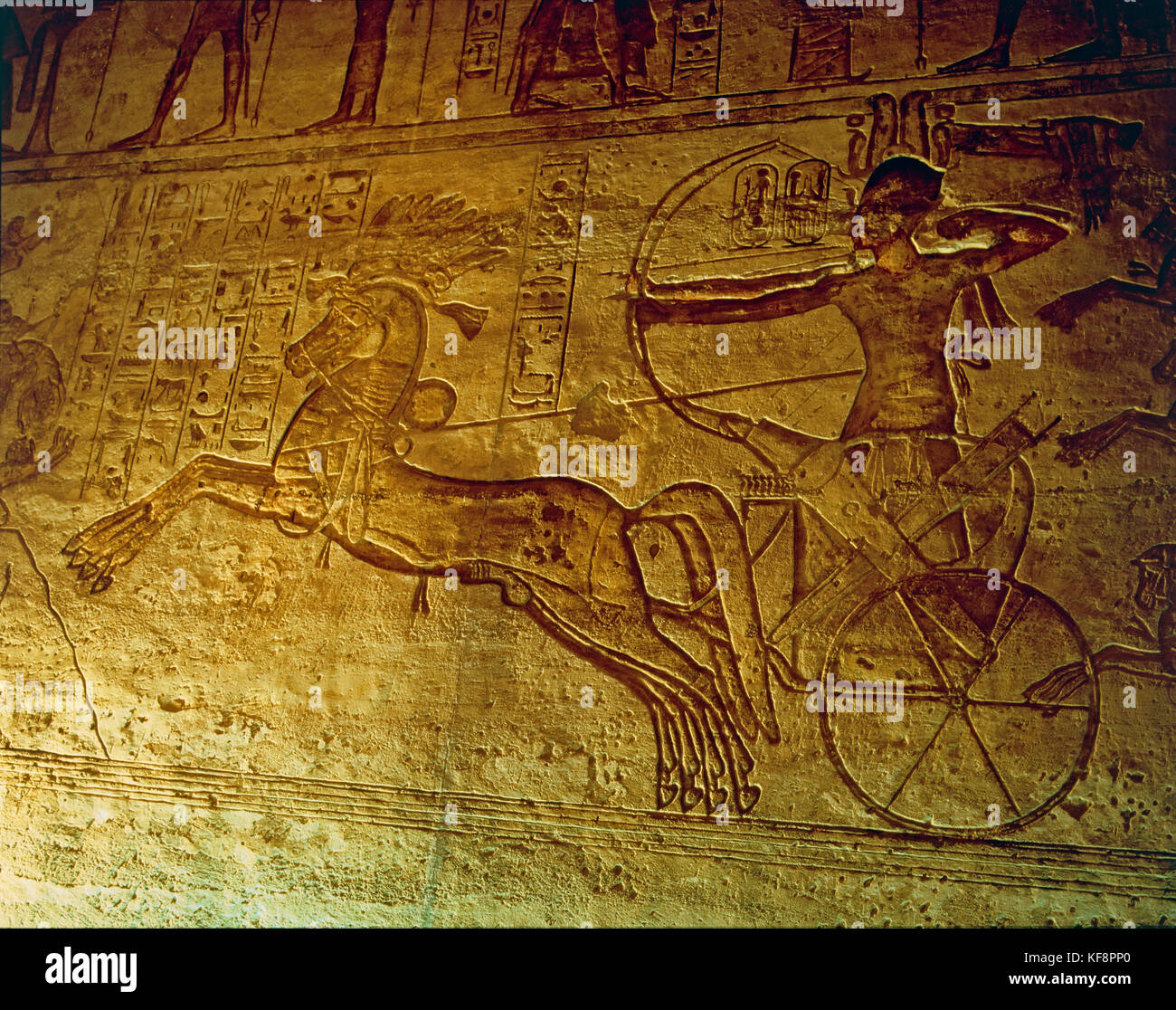 L'egypte, Nubie inférieure, monuments de Nubie à Abou Simbel (site du patrimoine mondial de l'UNESCO, 1979). grand temple de Ramsès II, reliefs, détail montrant ramsès ii au sommet de char à la bataille de Qadesh Banque D'Images