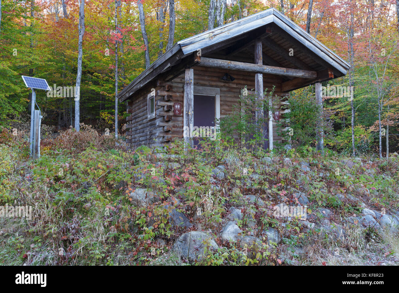 Cabane en salles au début du sentier sentier découvrir le long de l'autoroute kancamagus à Lincoln New Hampshire durant les mois d'automne. Banque D'Images