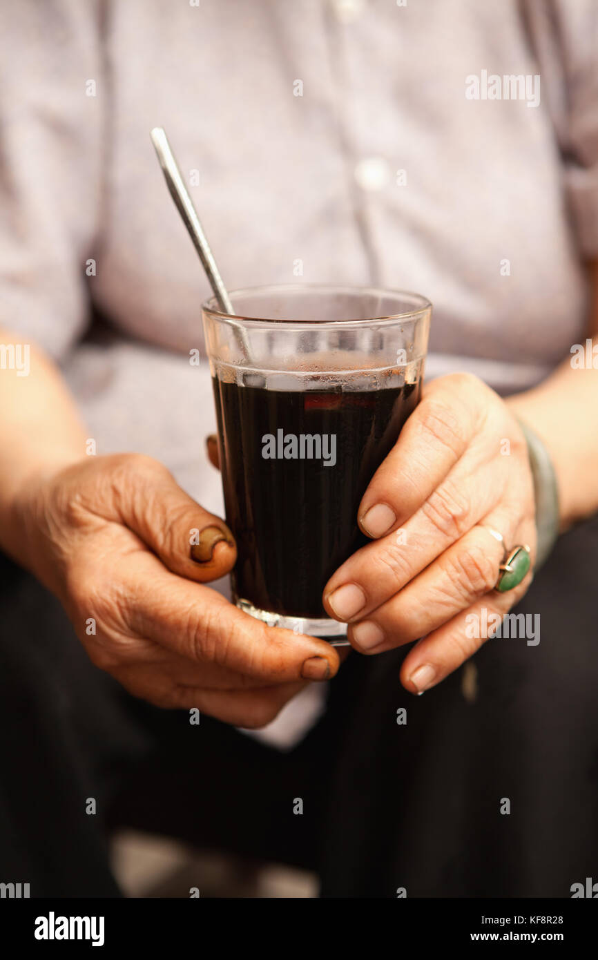 Vietnam, Hanoi, Mlle thai le propriétaire de cafe nang est assis sur le trottoir en face de son café-restaurant dans le vieux quartier Banque D'Images