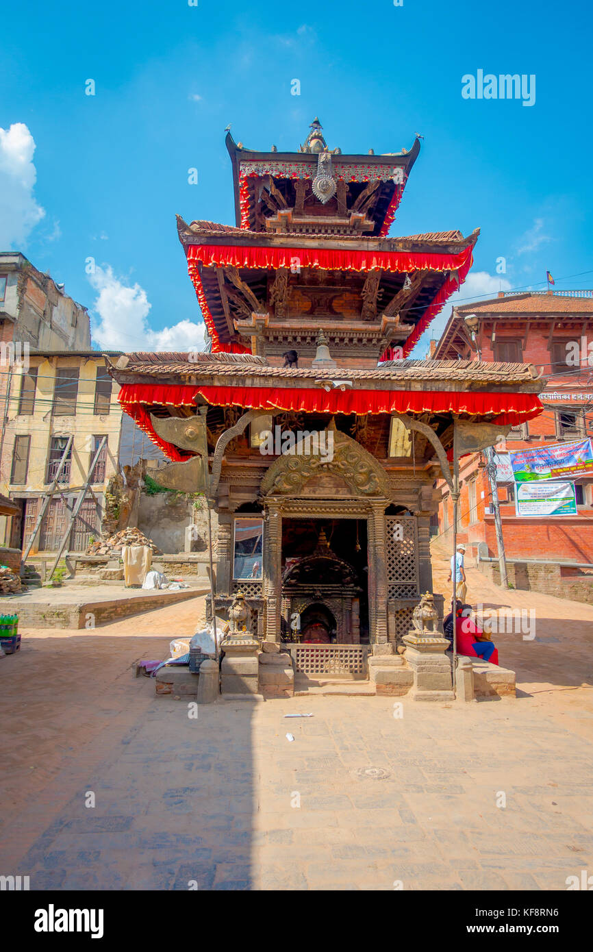 BHAKTAPUR, NÉPAL - 04 NOVEMBRE 2017 : ancien temple hindou dans la place Durbar à Bhaktapur, c'est la ville avec plus de temples pour la région Banque D'Images BHAKTAPUR, NÉPAL - 04 NOVEMBRE 2017 : ancien temple hindou dans la place Durbar à Bhaktapur, c'est la ville avec plus de temples pour la région Banque D'Images