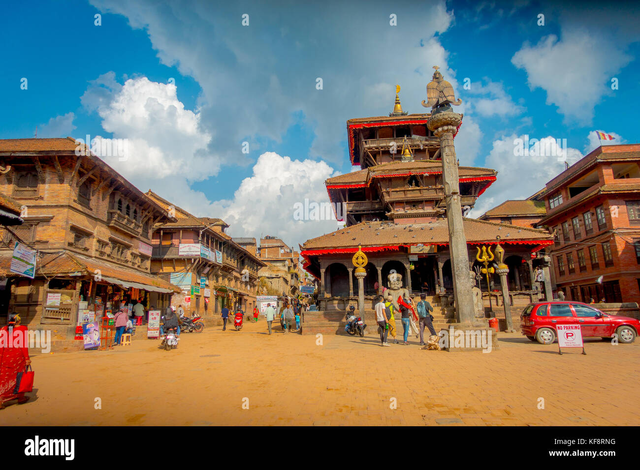 BHAKTAPUR, NÉPAL - 04 NOVEMBRE 2017 : des personnes non identifiées marchant dans l'ancien temple hindou sur la place Durbar à Bhaktapur, c'est la ville avec plus de temples pour la région Banque D'Images BHAKTAPUR, NÉPAL - 04 NOVEMBRE 2017 : des personnes non identifiées marchant dans l'ancien temple hindou sur la place Durbar à Bhaktapur, c'est la ville avec plus de temples pour la région Banque D'Images